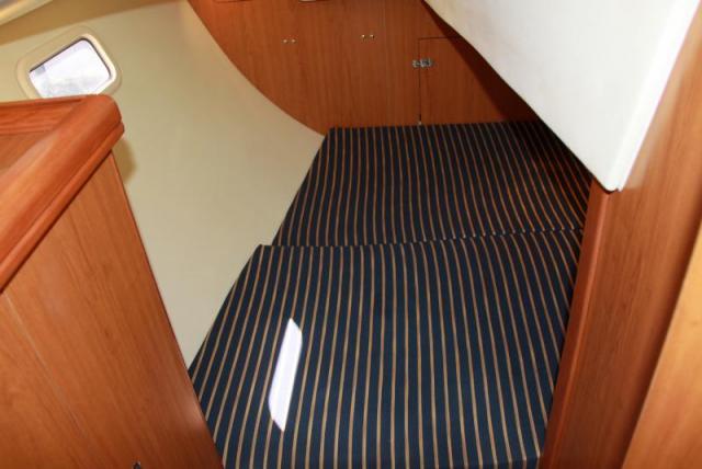 Hunter 33 - Photo 13