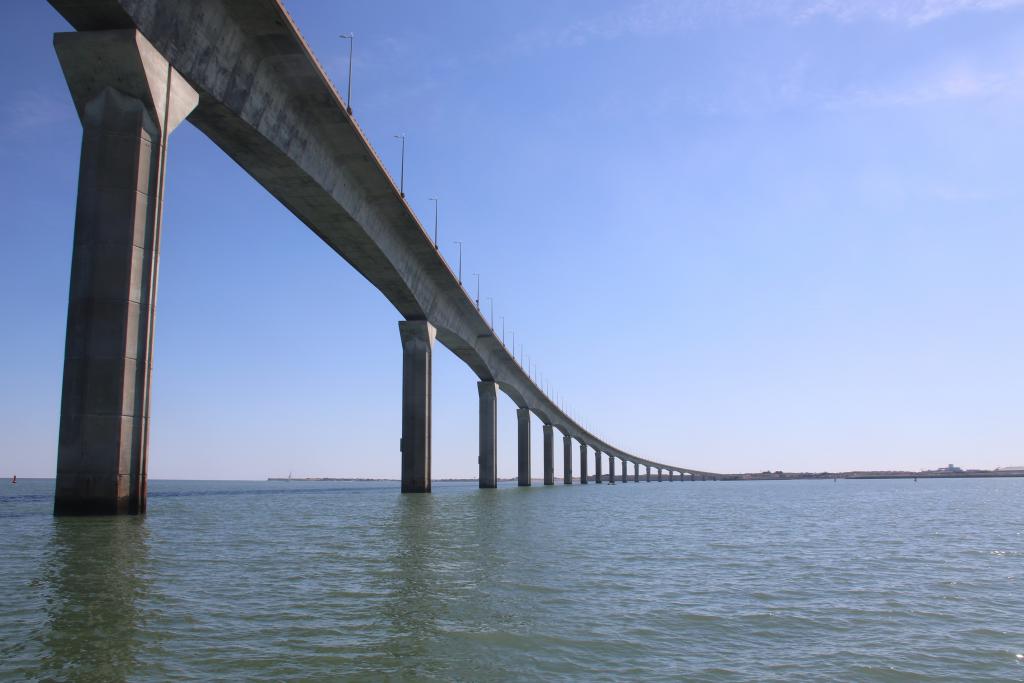 Sous le pont de l'île de Ré Sous le pont de l'île de Ré